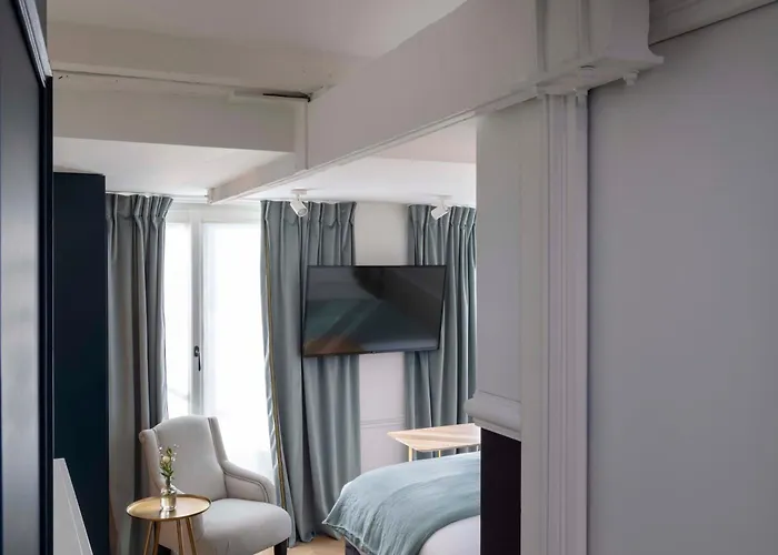 Louvre Montana Hotel