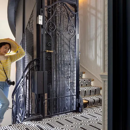 Louvre Montana Hotel 4*