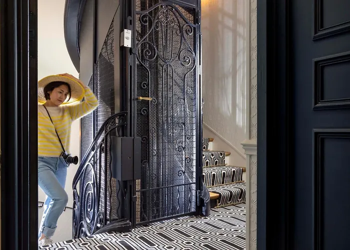 Louvre Montana Hotel 4*